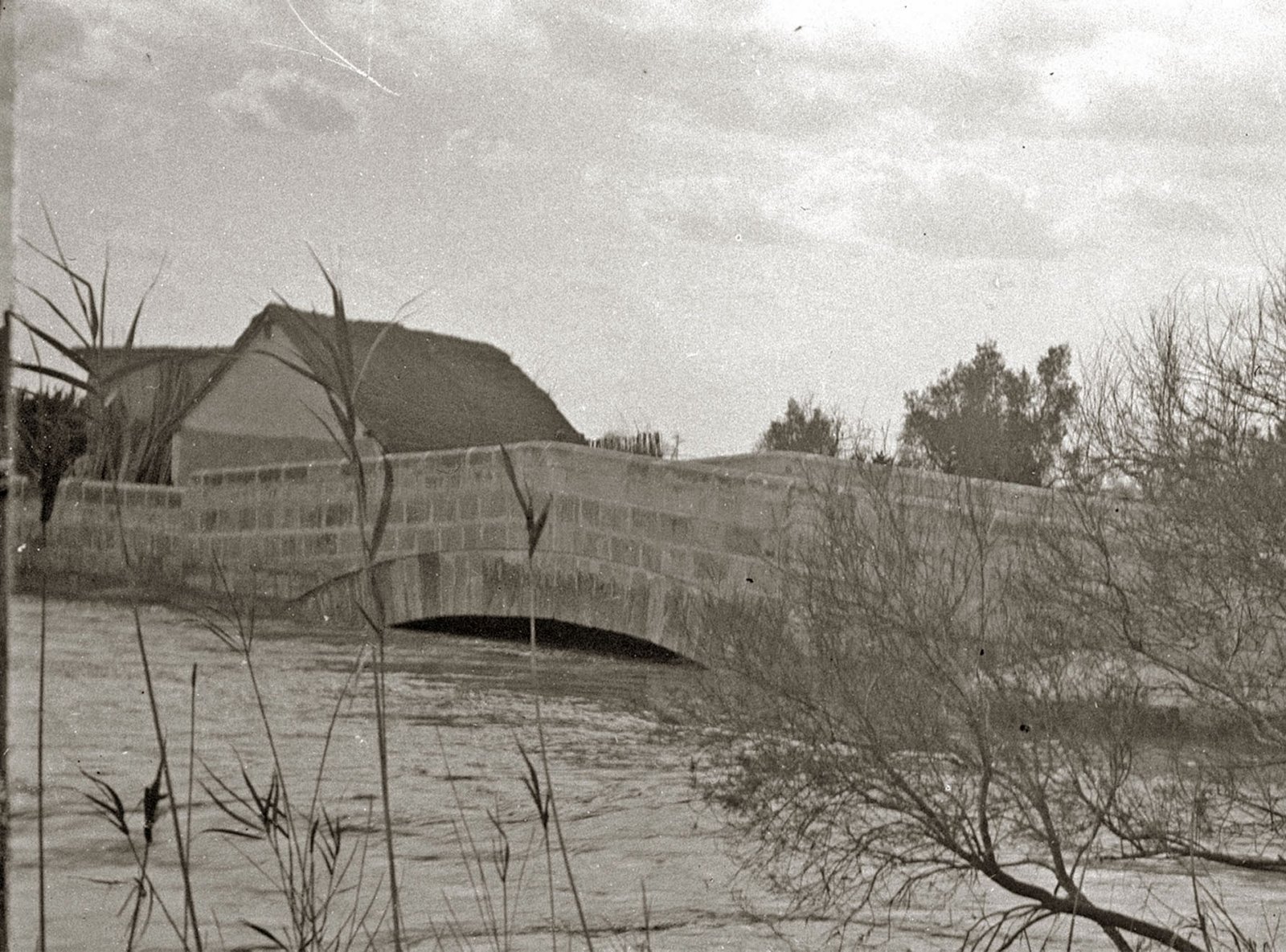 el puente de piedra del rio de almoradi