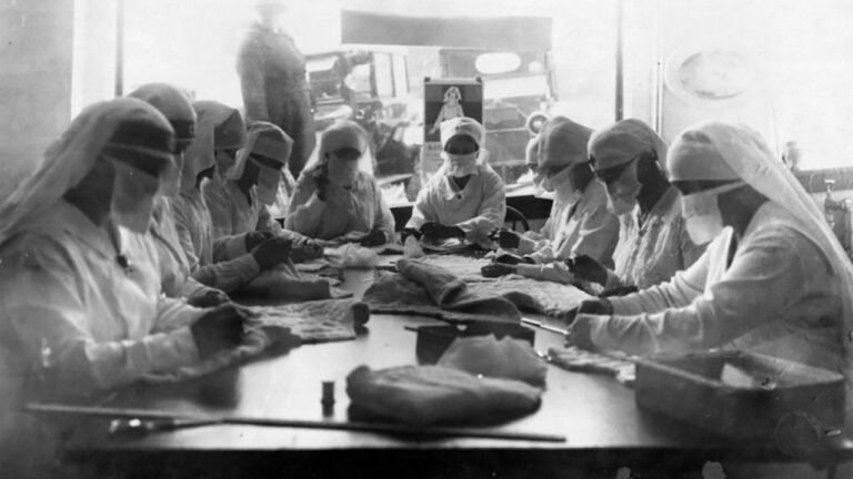 14 monjas haciendo mascarillas 1918